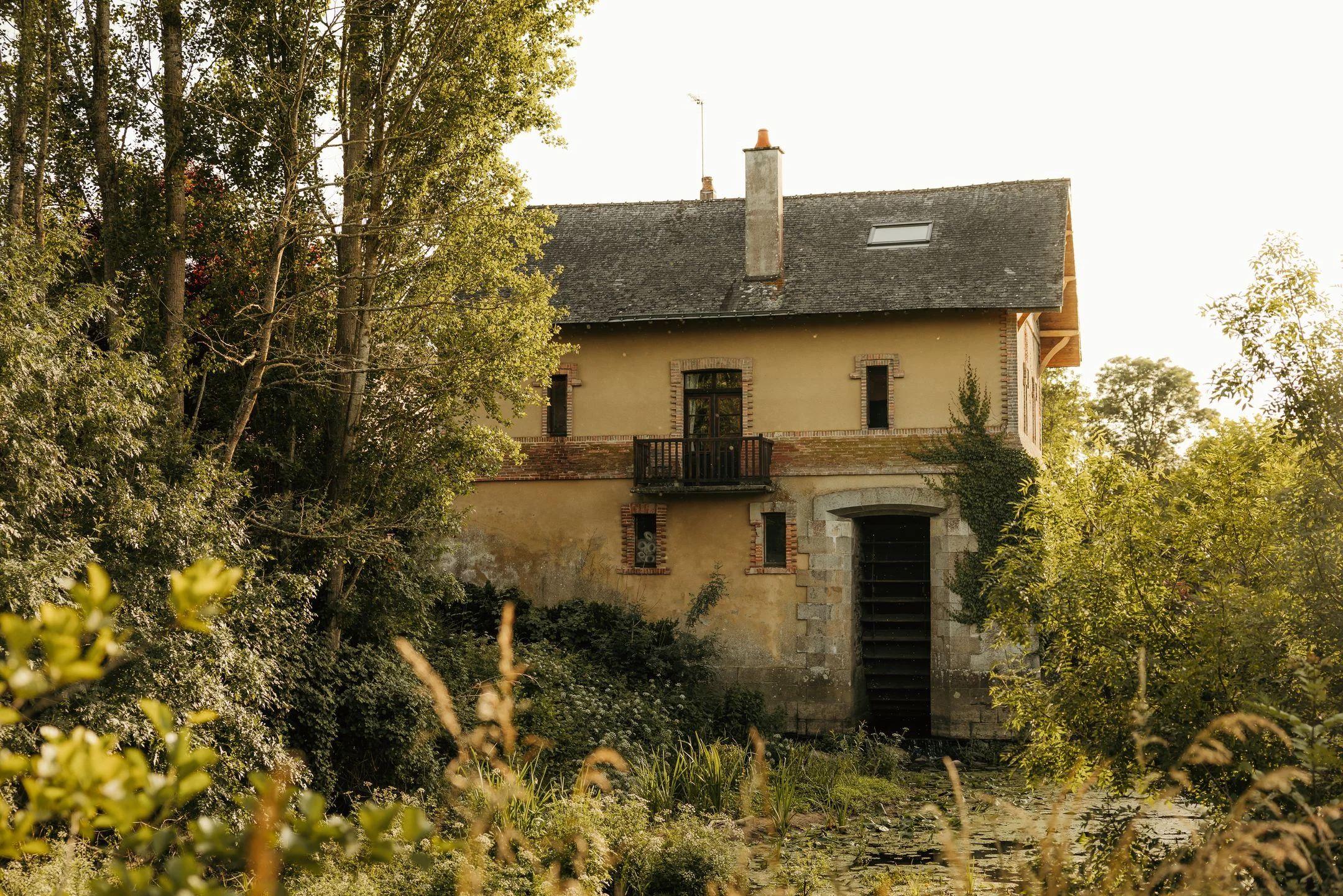 Façade du moulin, gîte de caractère à Segré — Le Moulin de Micheline