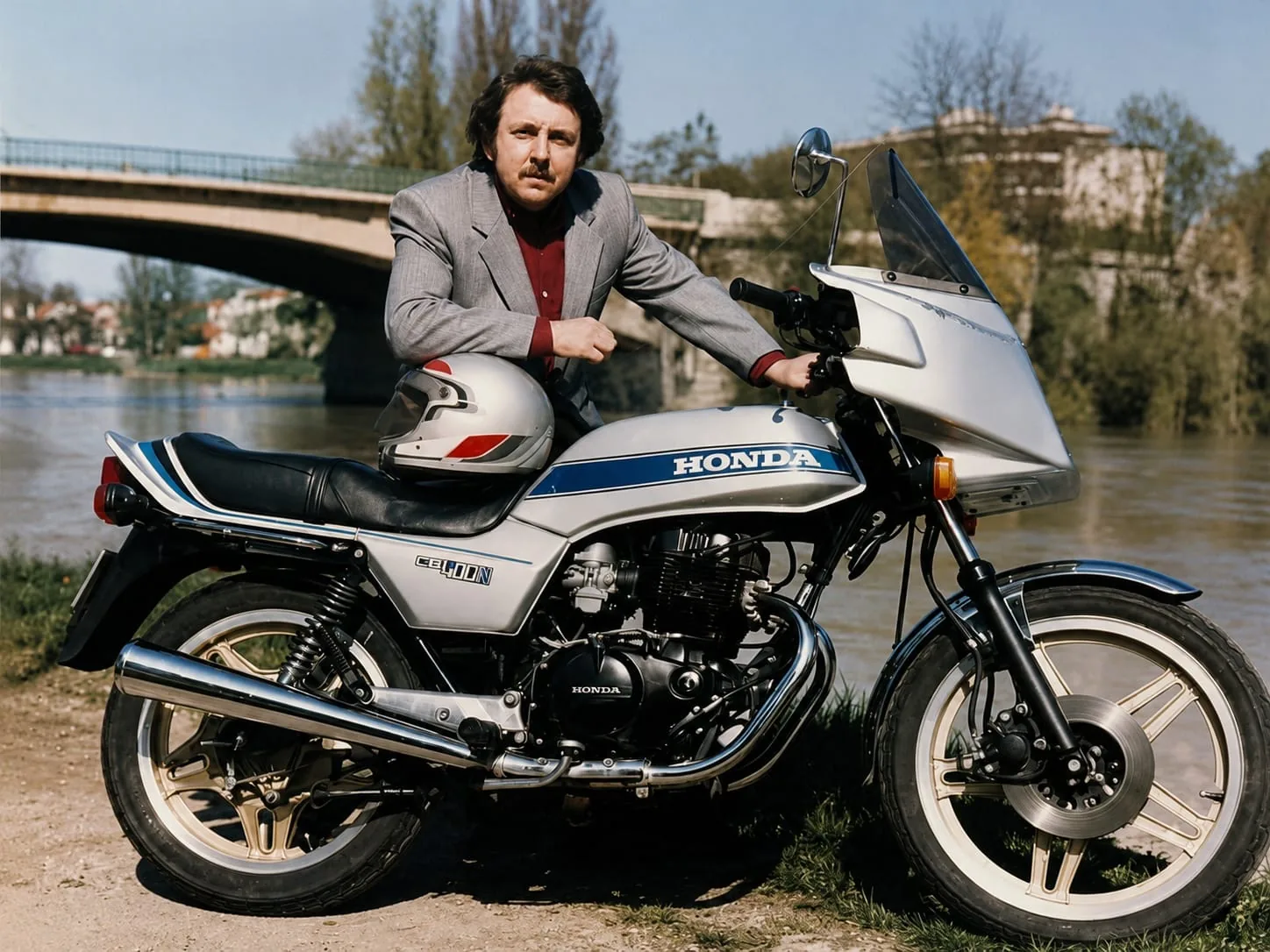 Gérard au bord de l'eau avec sa moto, portrait de famille d'époque — Le Moulin de Micheline