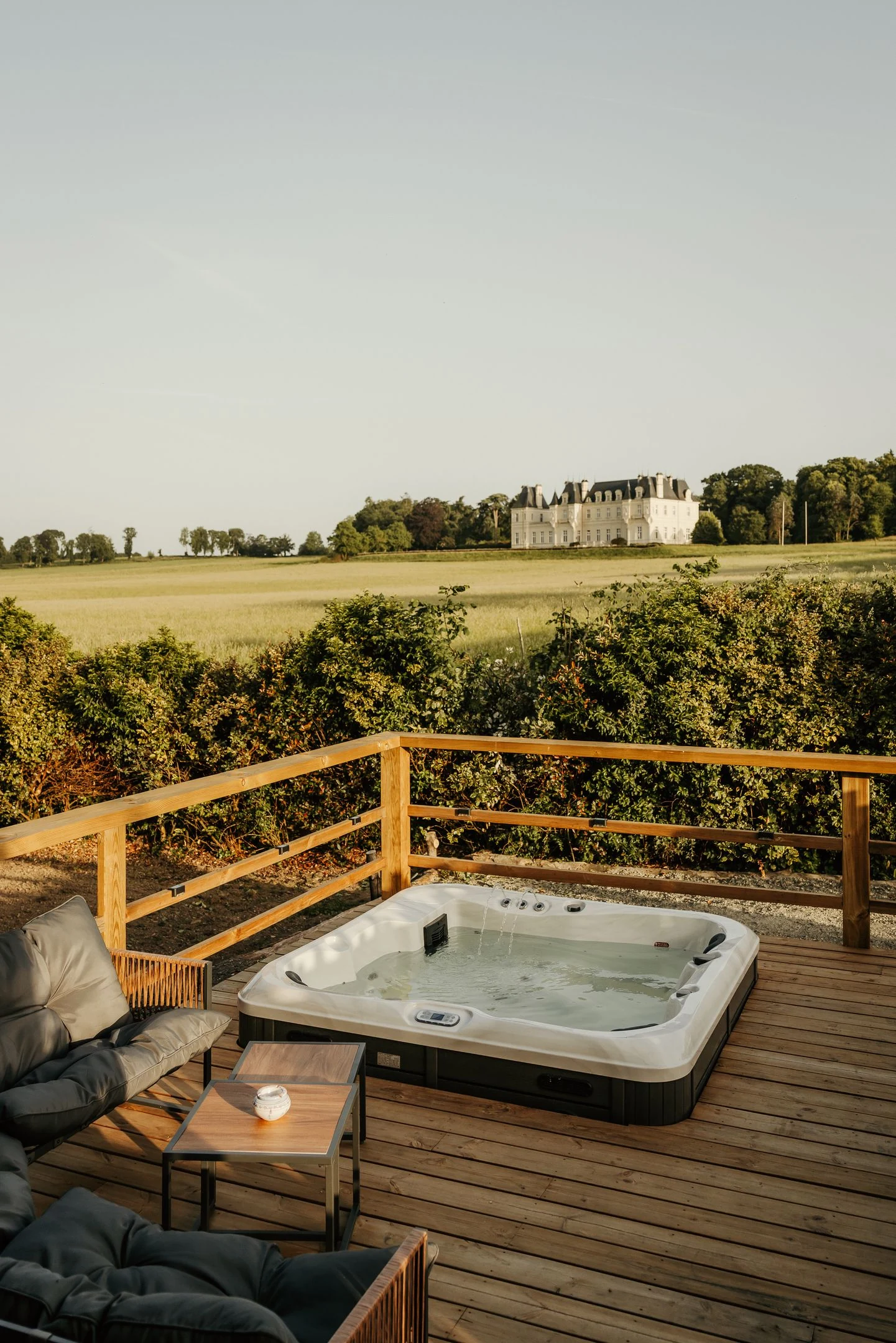 Jacuzzi 6 places en extérieur — Le Moulin de Micheline