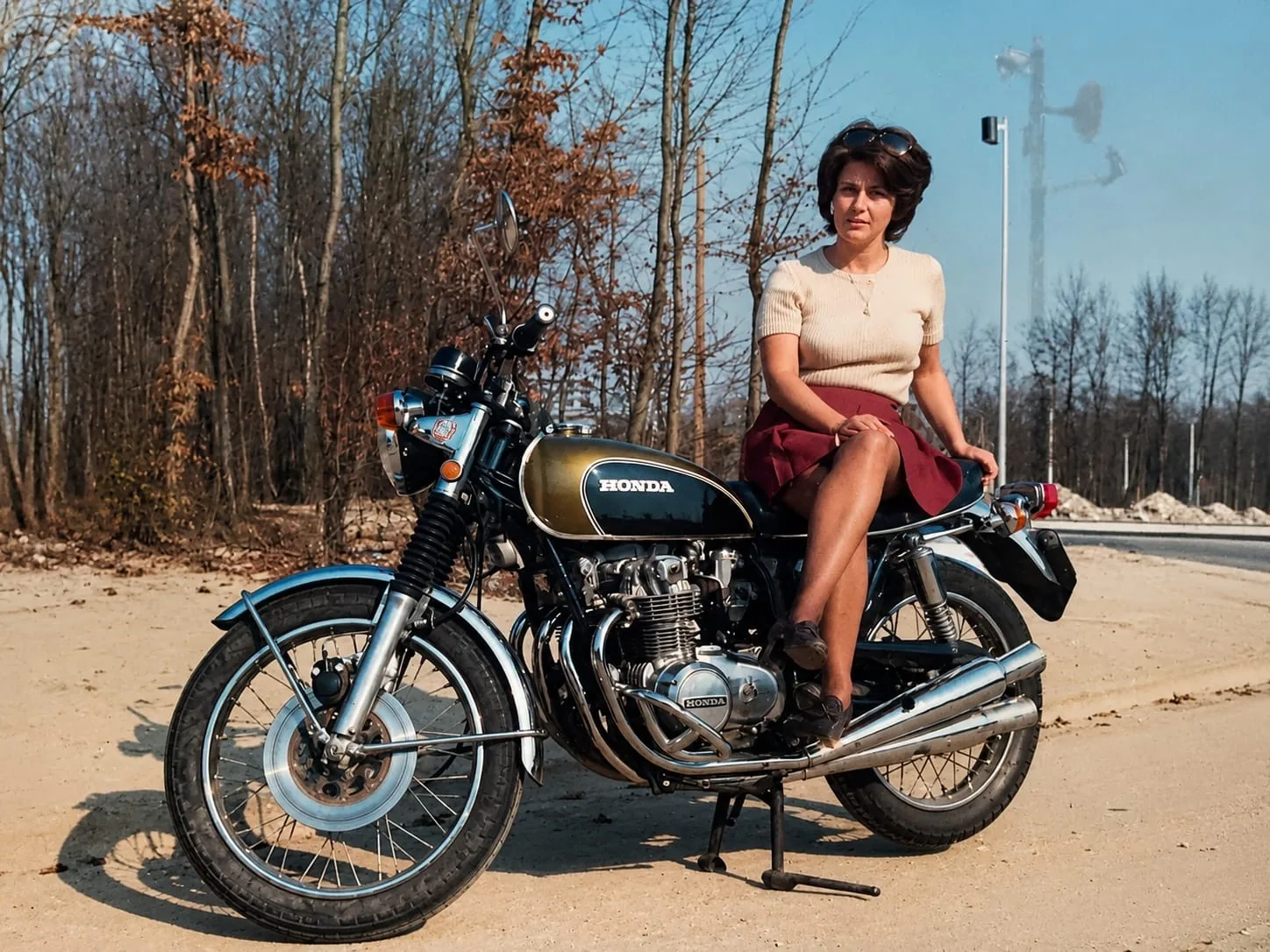 Micheline sur sa moto, portrait de famille d'époque — Le Moulin de Micheline