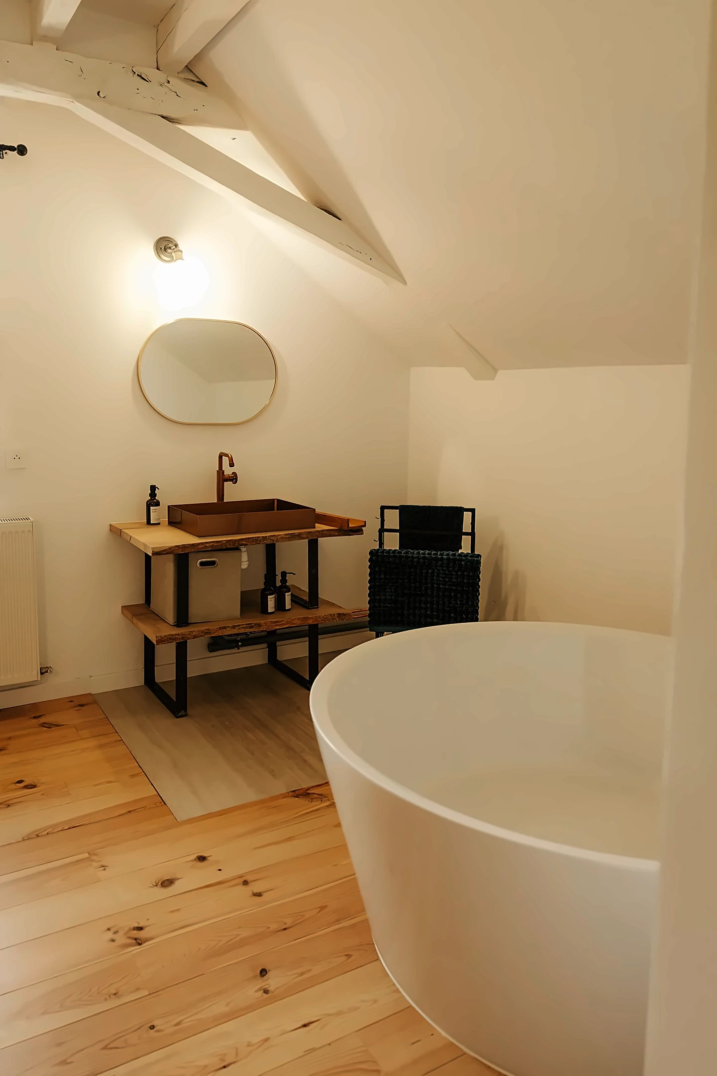 Salle de bain avec baignoire îlot — Le Moulin de Micheline