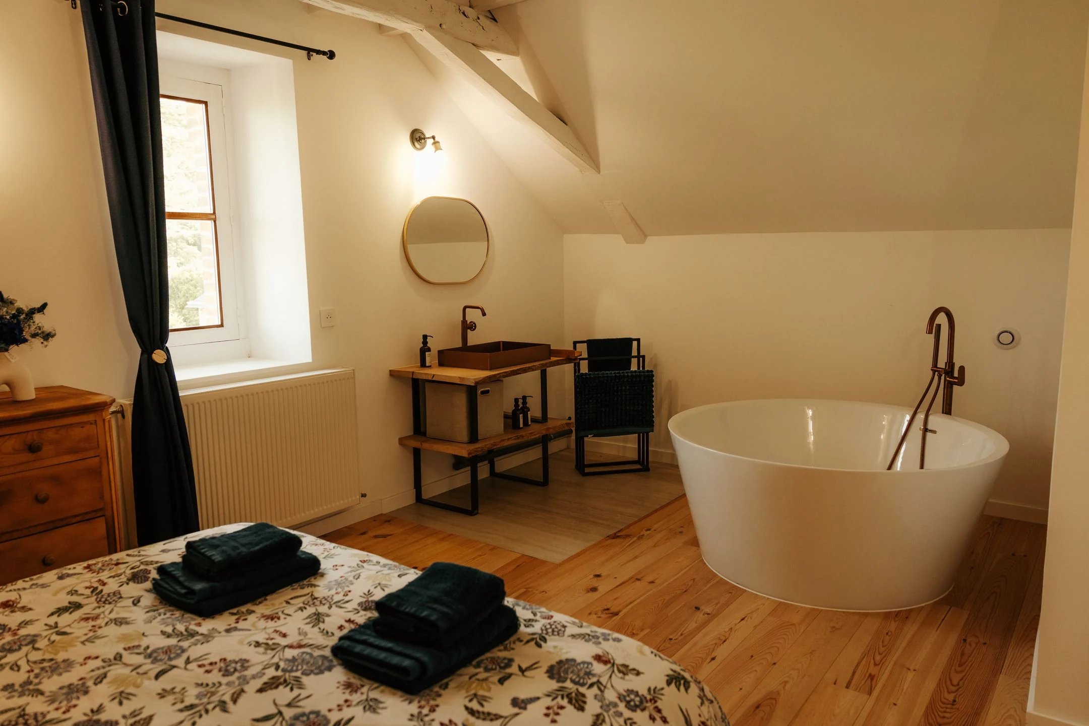 Salle de bain avec baignoire îlot, gîte de charme