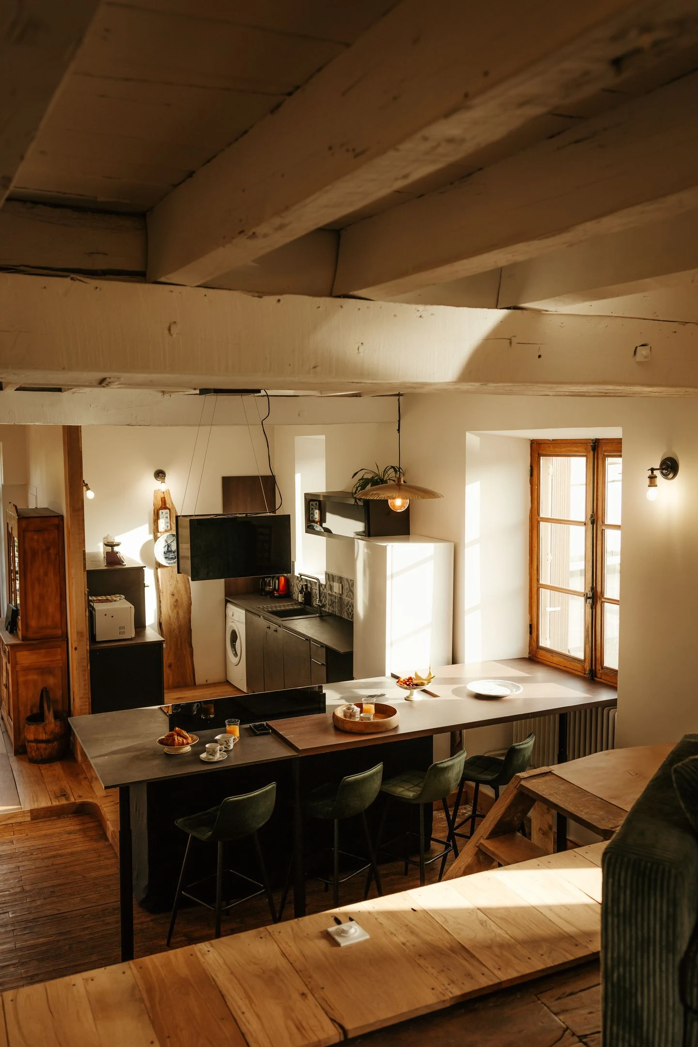 Cuisine et salle à manger vues depuis la mezzanine — Le Moulin de Micheline