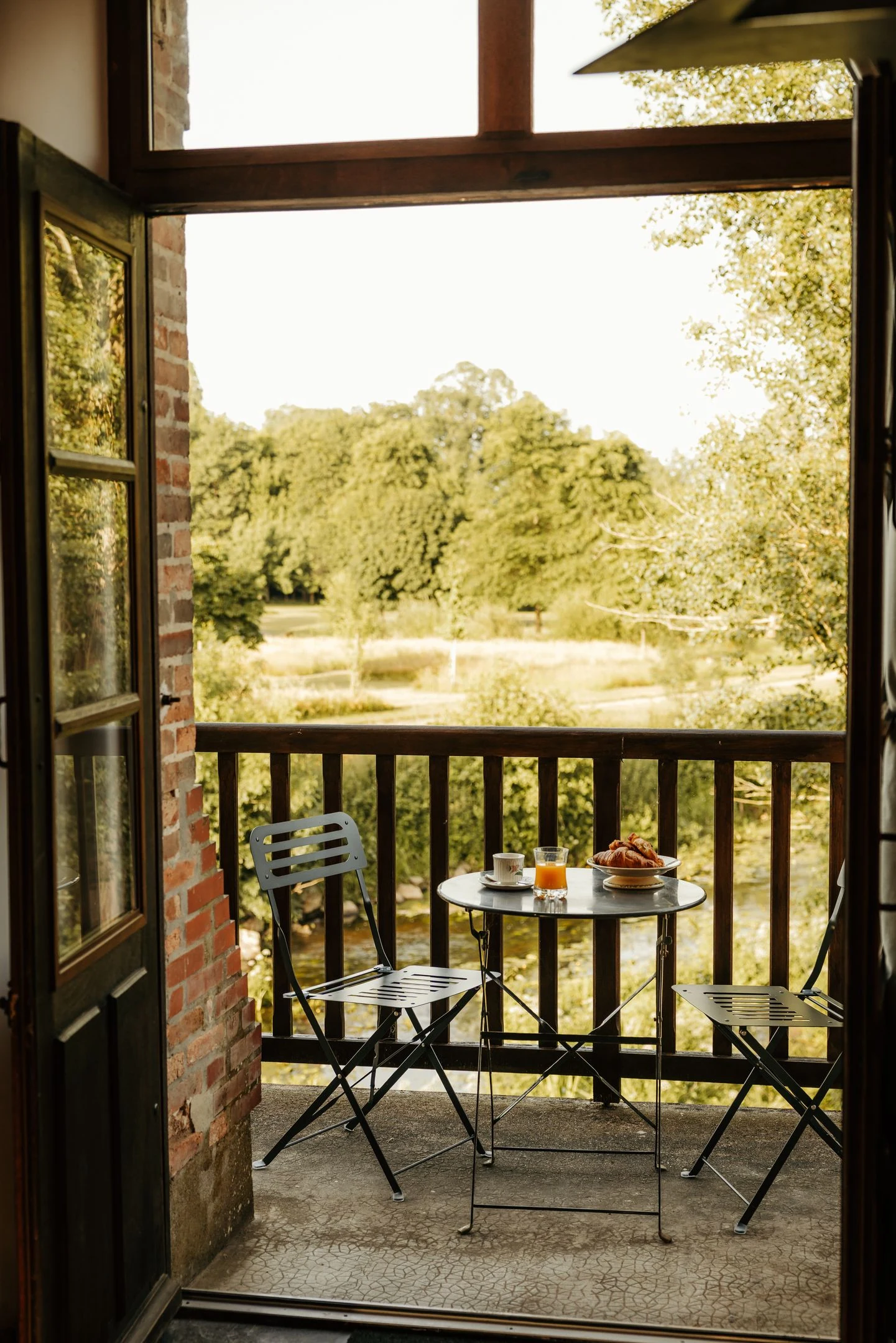 Terrasse et jacuzzi avec vue château