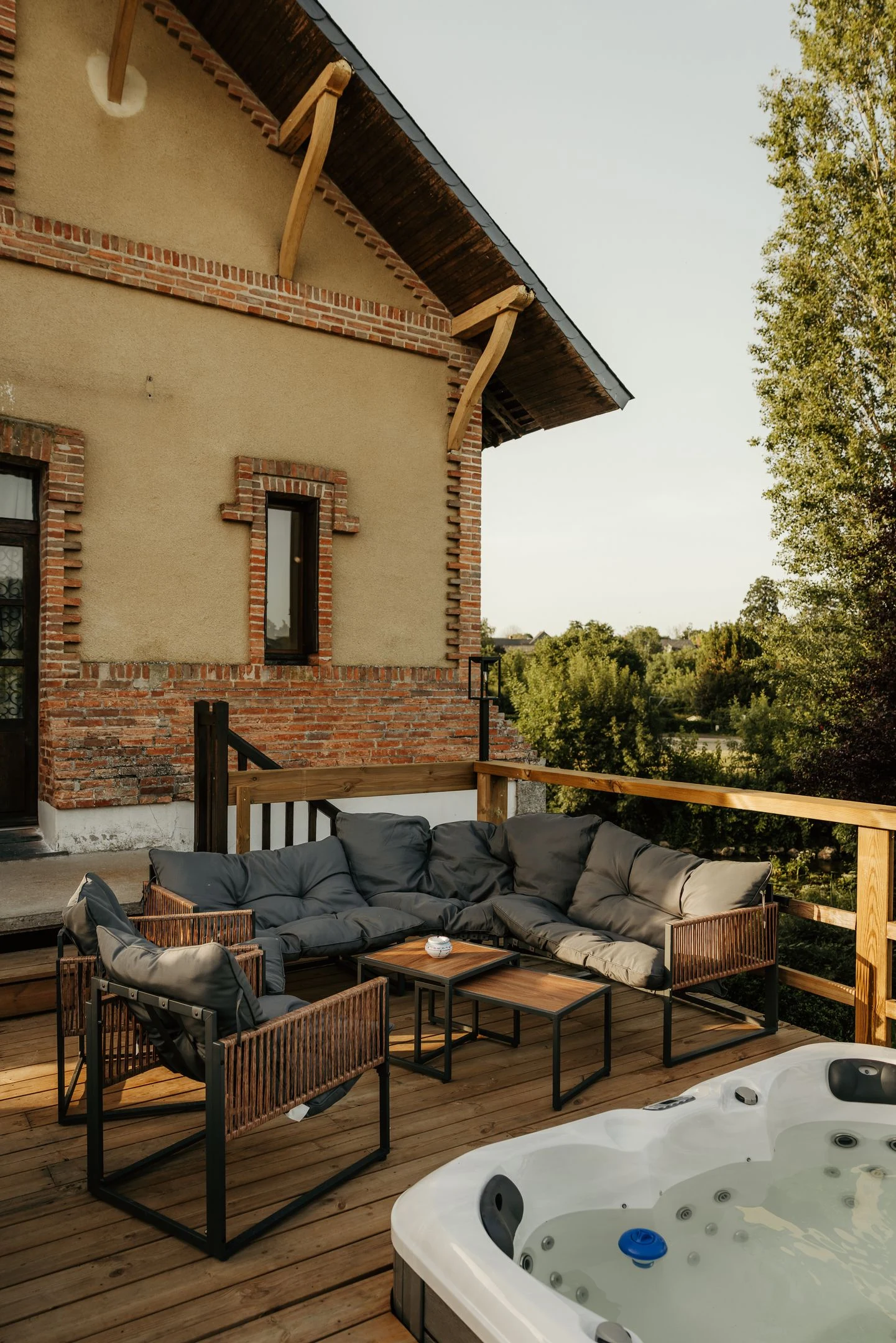 Façade, terrasse et jacuzzi du Moulin de Micheline