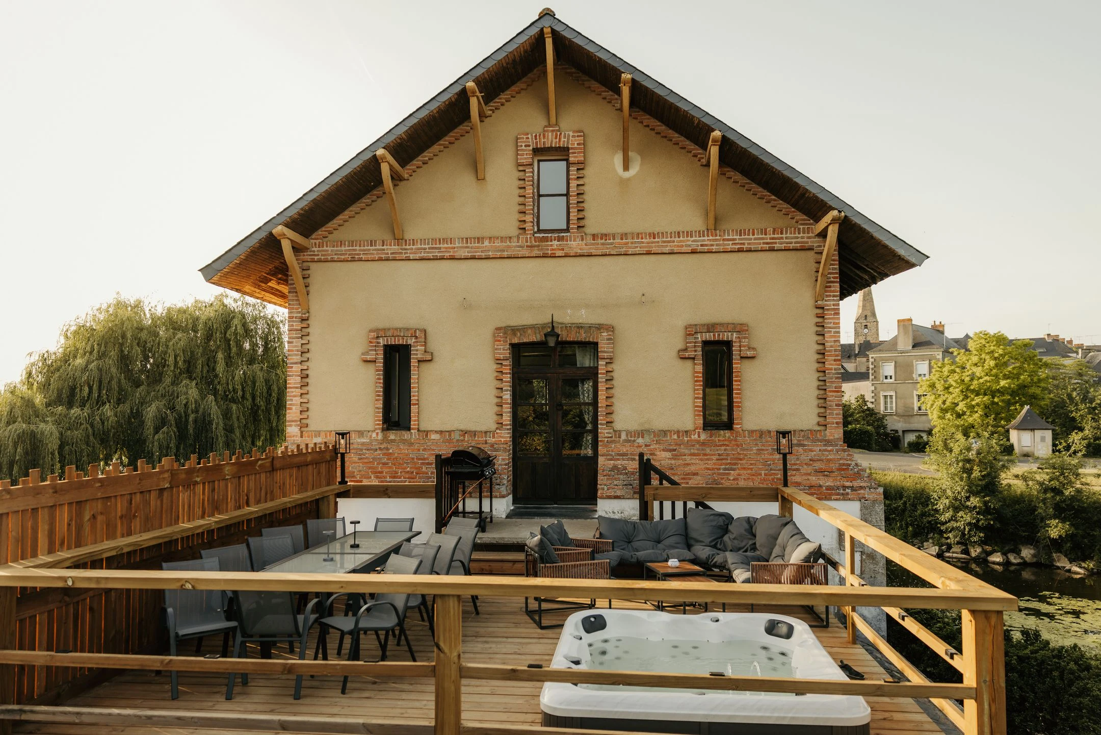 Terrasse et jacuzzi du grand gîte Le Moulin de Micheline à Segré-en-Anjou