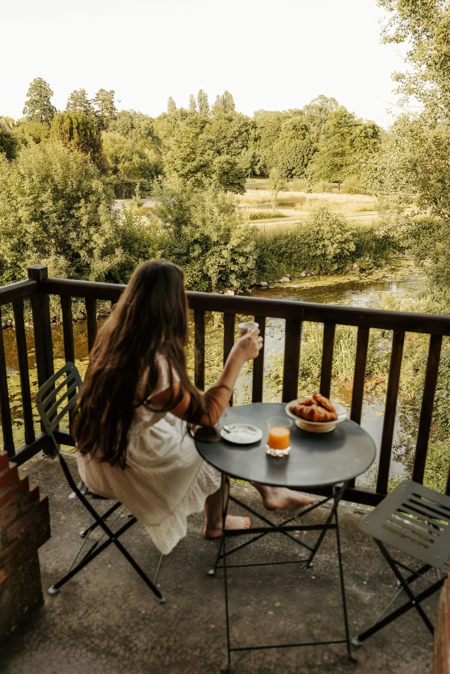 Terrasse dressée pour un repas en extérieur — Le Moulin de Micheline